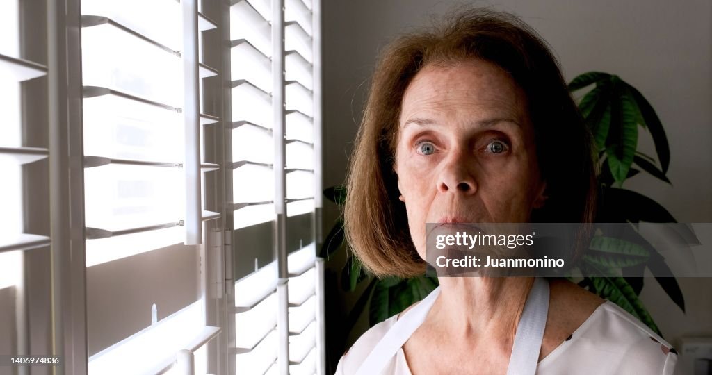 Femme âgée sérieuse, inquiète et stressée regardant la caméra
