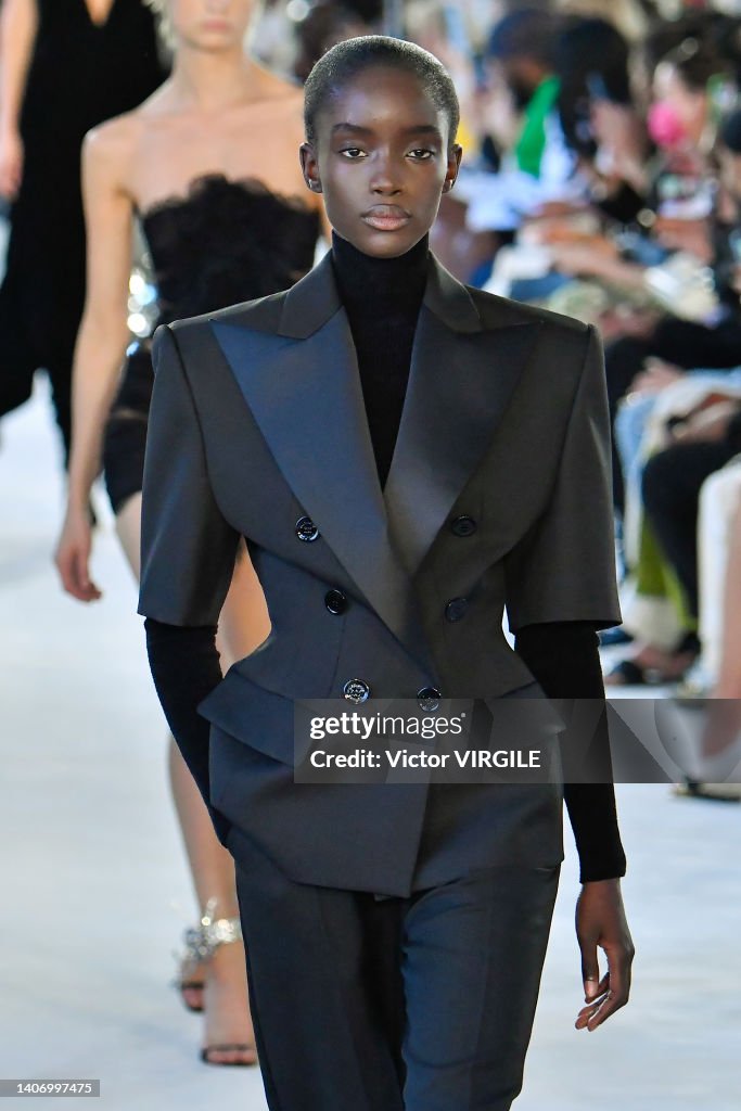 Alexandre Vauthier : Runway - Paris Fashion Week - Haute Couture Fall Winter 2022 2023