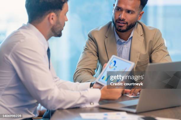 business people working on financial data, graphs and charts on a digital tablet. - number 31 個照片及圖片檔