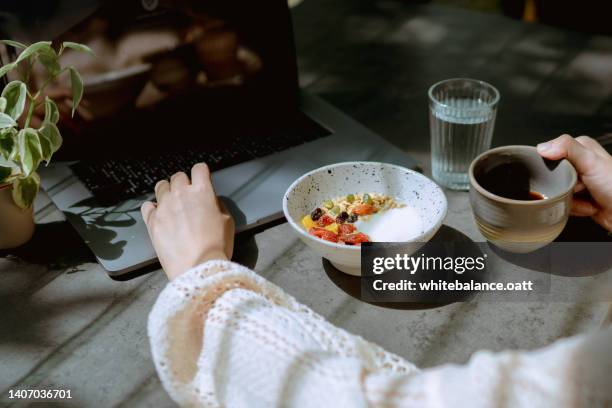 her enjoys working remotely. - media breakfast stock pictures, royalty-free photos & images