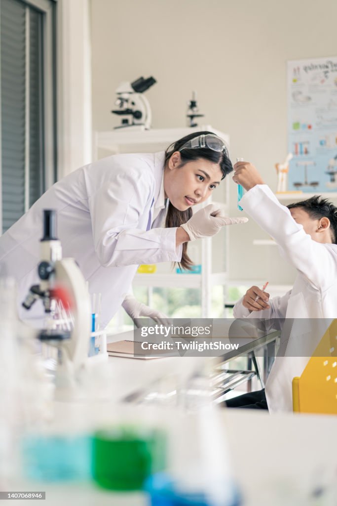 Estudiantes de la infancia y amigos aprendiendo ciencias en el laboratorio del aula