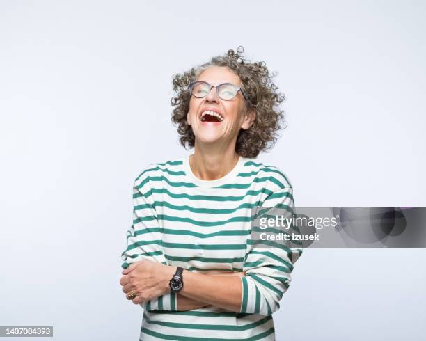 retrato de mujeres maduras felices - reírse mujer fotografías e imágenes de stock