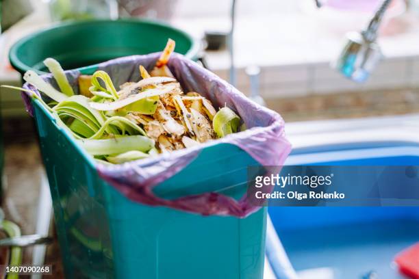 food scrapes waste in waste bin with degradable pink plastic bag - compost stockfoto's en -beelden