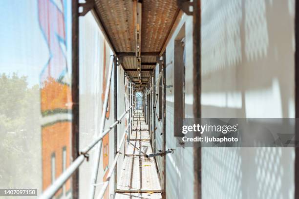 scaffolding on a building facade - erectie stockfoto's en -beelden