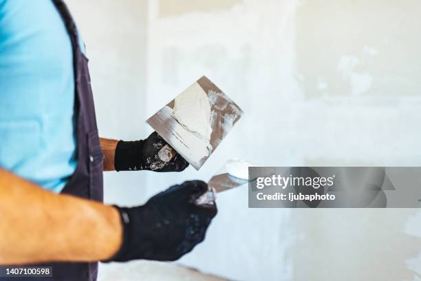 plastering a wall - gesso para construção imagens e fotografias de stock