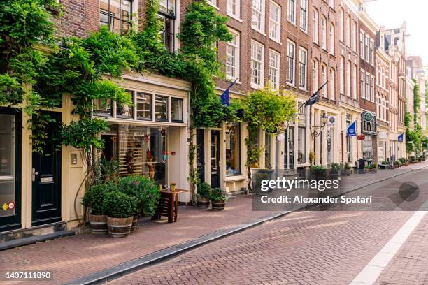 street in negen straatjes neighbourhood in amsterdam, netherlands - ヨーロッパ　町並み ストックフォトと画像