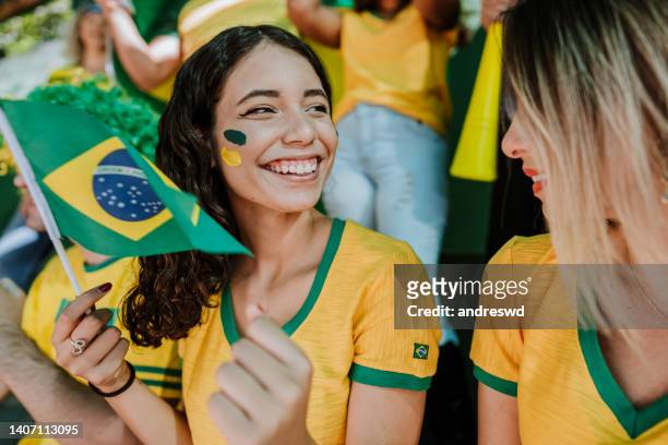 glückliche brasilianische fans im stadion - beauty fan event stock-fotos und bilder