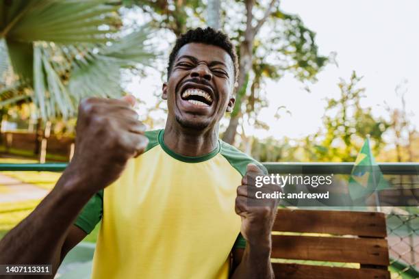 brazilian soccer fans - a brazil supporter stockfoto's en -beelden