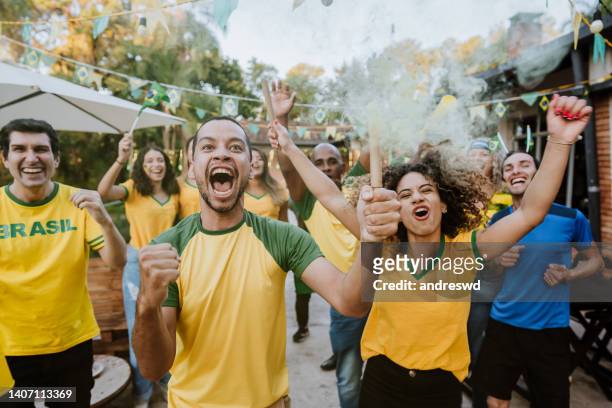 brasilianischer fußball-fans - brasilien stock-fotos und bilder