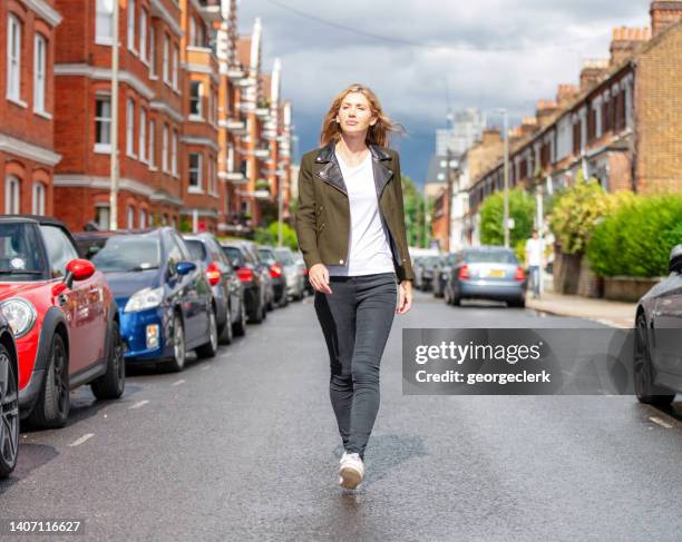 retrato - en medio de la calle - british culture walking fotografías e imágenes de stock