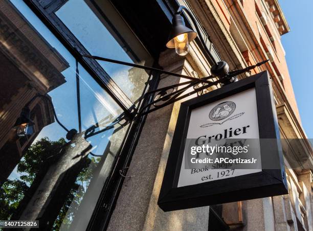 Grolier Script Grolier Poetry Bookshop Fotografías e imágenes de stock - Getty Images