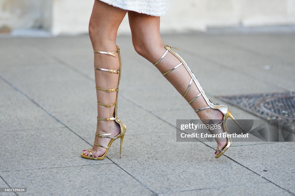 Street Style - Paris Fashion Week - Haute Couture Fall Winter 2022 2023 : Day One