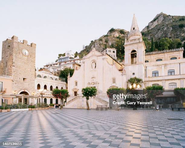 piazza ix aprile in taormina at sunrise - messina stock pictures, royalty-free photos & images