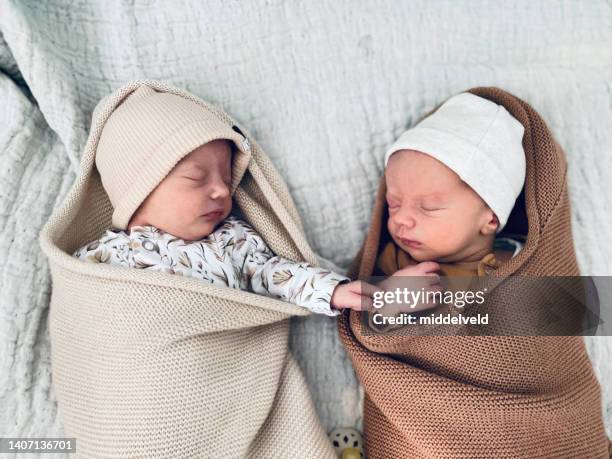 sleeping new born boy and girl twin - jongensbaby's stockfoto's en -beelden