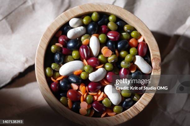 directly above view the colorful healthy mixed bean in wooden bowl - 平豆 ストックフォトと画像