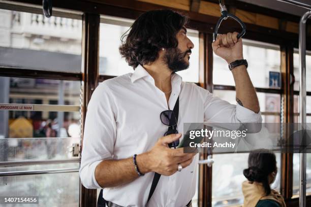 uomo d'affari pendolarismo in tram - tram foto e immagini stock