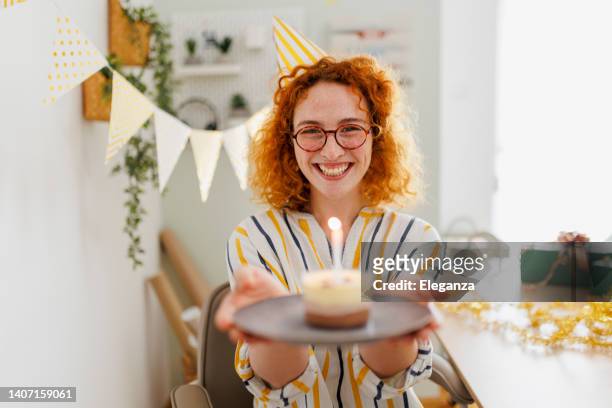 linda jovem celebrando aniversário em seu escritório - happy birthday - fotografias e filmes do acervo