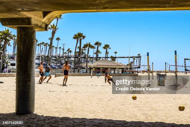 volleyballspieler auf dem sand in huntington beach - huntington beach kalifornien stock-fotos und bilder