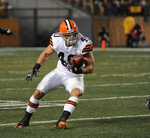 Running back Peyton Hillis of the Cleveland Browns runs with the football during a game against the Pittsburgh Steelers at Heinz Field on December 8,...