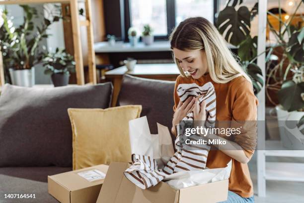 online order arrived - clothes imagens e fotografias de stock