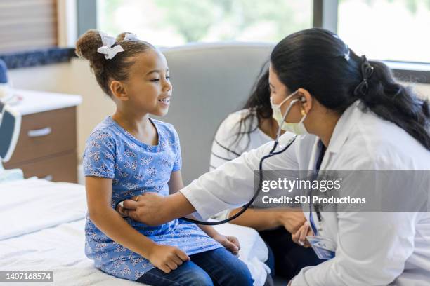 junges mädchen spricht mit dem arzt - praktizierender pflegeexperte stock-fotos und bilder