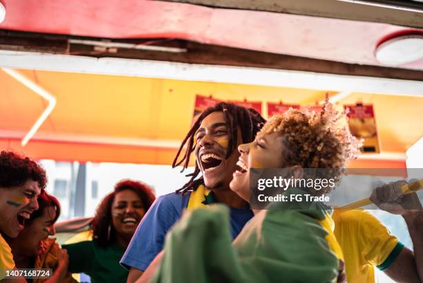 torcedores brasileiros assistindo a um jogo de futebol - contest - fotografias e filmes do acervo