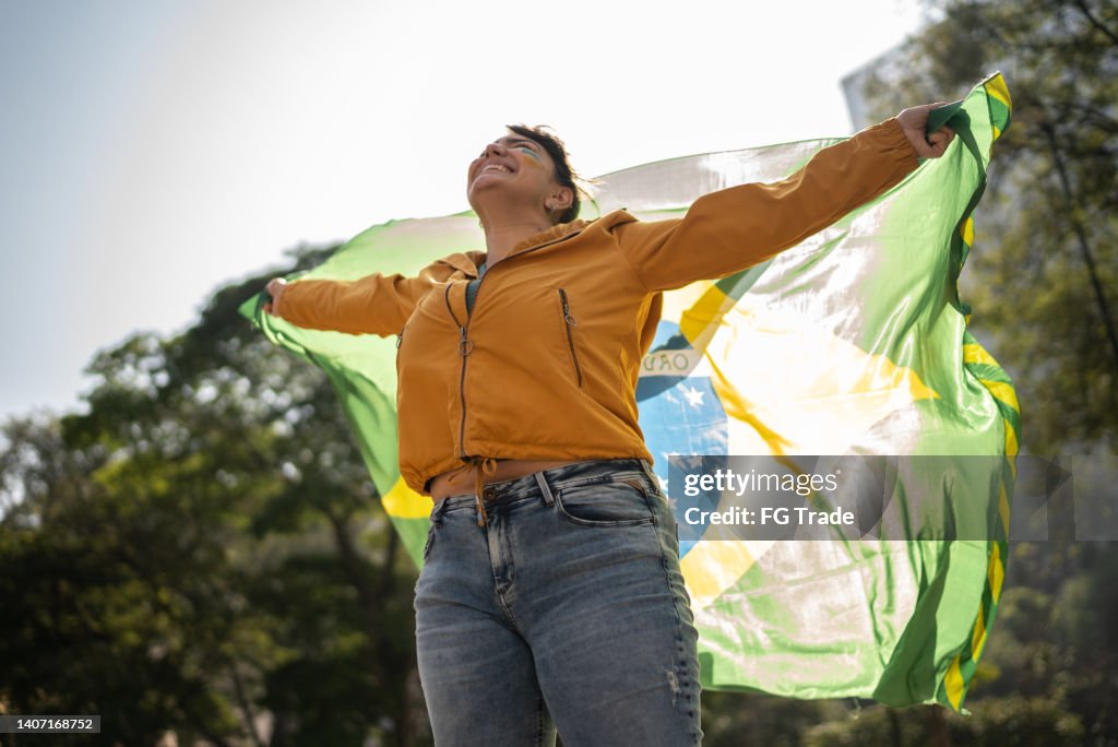 Jovem com bandeira do Brasil