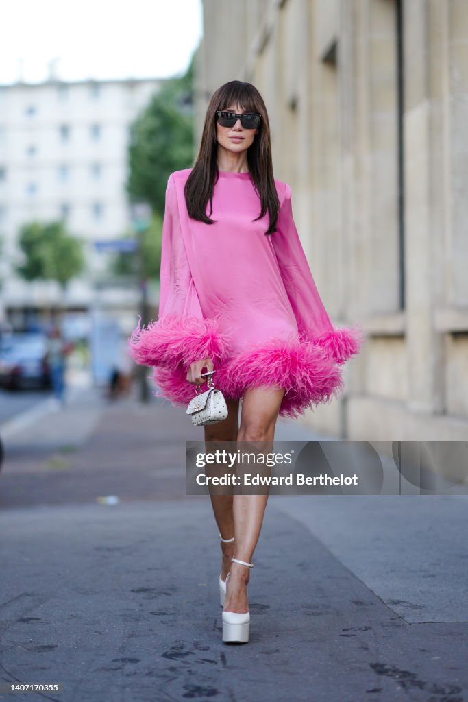 Street Style - Paris Fashion Week - Haute Couture Fall Winter 2022 2023 : Day Two