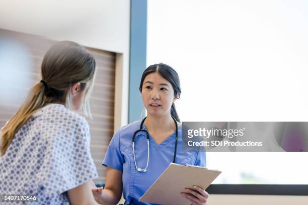 female patient talks to her nurse - asian woman pregnant stockfoto's en -beelden