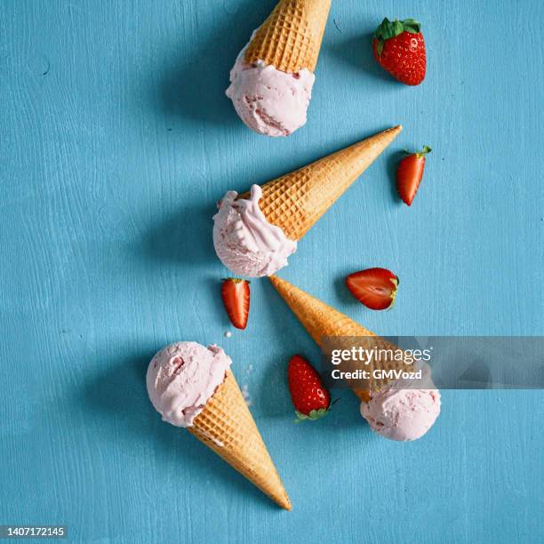 erdbeer eis in einem kegel - ice cream cone stock-fotos und bilder