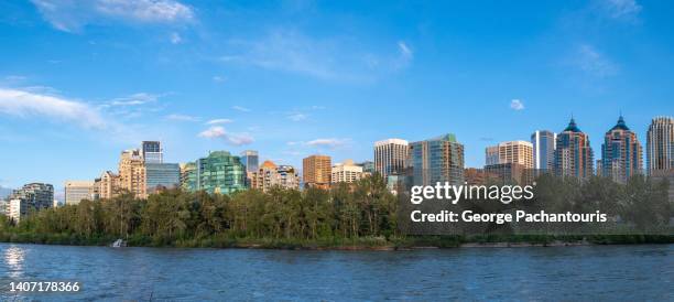 panorama of bow river and calgary skyline - rio bow - fotografias e filmes do acervo