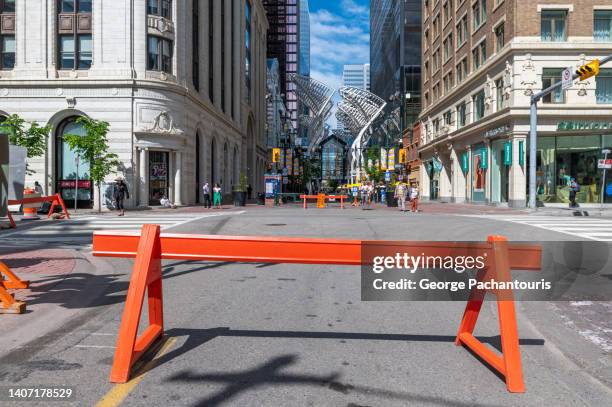 orange barricade on an urban road - barricade 個照片及圖片檔