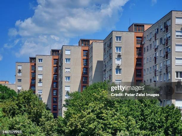 concrete block of flats in budapest, hungary - block flats stock-fotos und bilder