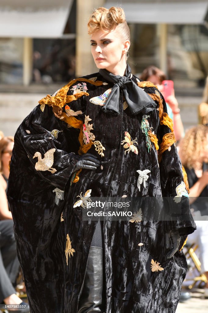 Franck Sorbier : Runway - Paris Fashion Week - Haute Couture Fall Winter 2022 2023