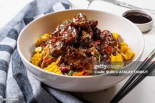 asian beef with noodles - rindfleisch stock-fotos und bilder