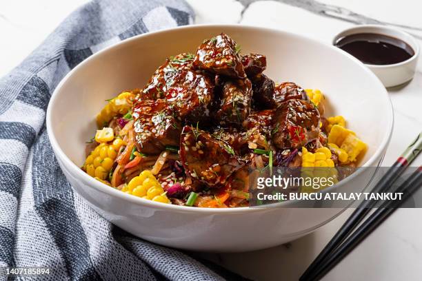 asian beef with noodles - thai food fotografías e imágenes de stock