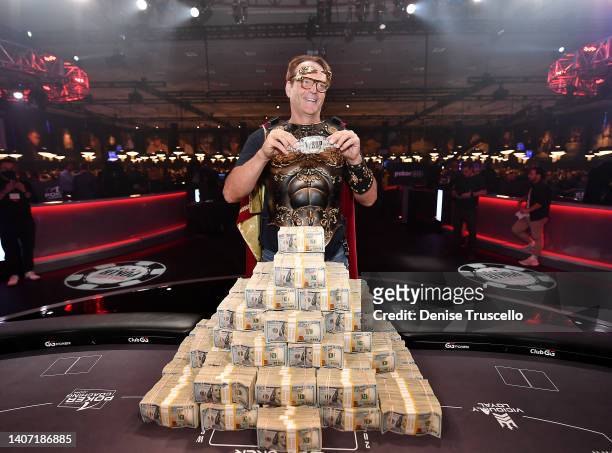 World Series of Poker Master of Ceremonies and actor Vince Vaughn reveals the 2022 WSOP Main Event Bracelet at Bally's Las Vegas on July 06, 2022 in...