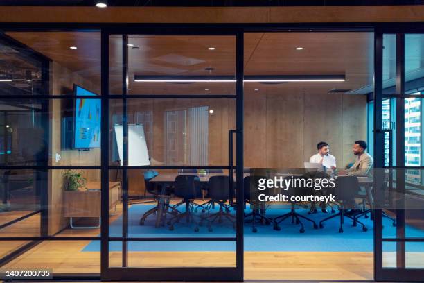 personas de negocios que trabajan en una sala de juntas con una computadora portátil y una tableta digital - experiencia cliente fotografías e imágenes de stock