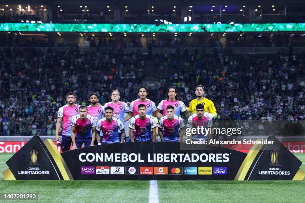 Players of Cerro Porteño pose prior a Copa Libertadores round of sixteen second leg match between Palmeiras and Cerro Porteño at Allianz Parque on...