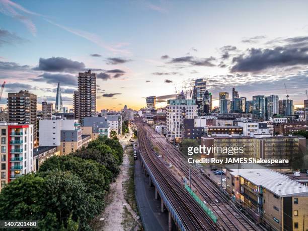 london from drone perspective,  looking west along the famous cable street - roy james shakespeare stock pictures, royalty-free photos & images