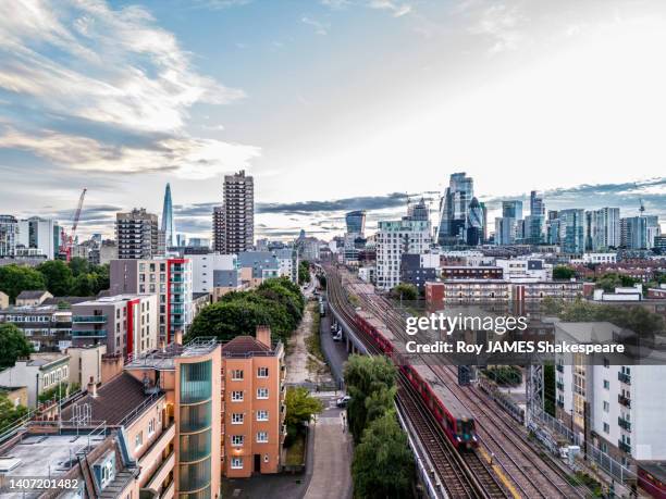 london from drone perspective,  looking west along the famous cable street - roy james shakespeare stock pictures, royalty-free photos & images