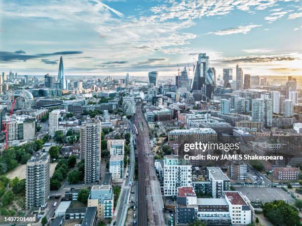 london from drone perspective,  looking west along the famous cable street - roy james shakespeare stock pictures, royalty-free photos & images