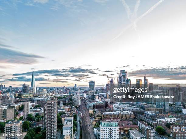 london from drone perspective,  looking west along the famous cable street - roy james shakespeare stock pictures, royalty-free photos & images