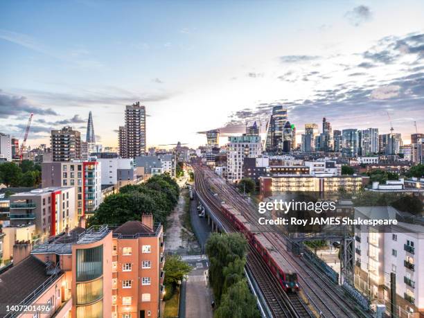 london from drone perspective,  looking west along the famous cable street - roy james shakespeare stock pictures, royalty-free photos & images