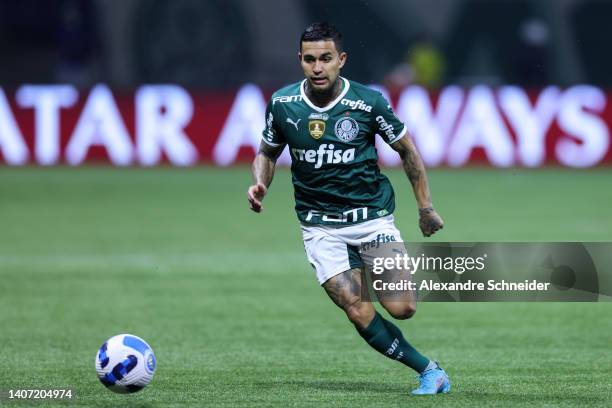 Dudu of Palmeiras drives the ball during a Copa Libertadores round of sixteen second leg match between Palmeiras and Cerro Porteño at Allianz Parque...