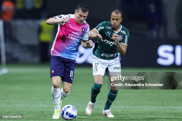 Braian Samudio of Cerro Porteño fights for the ball with Mayke of Palmeiras during a Copa Libertadores round of sixteen second leg match between...