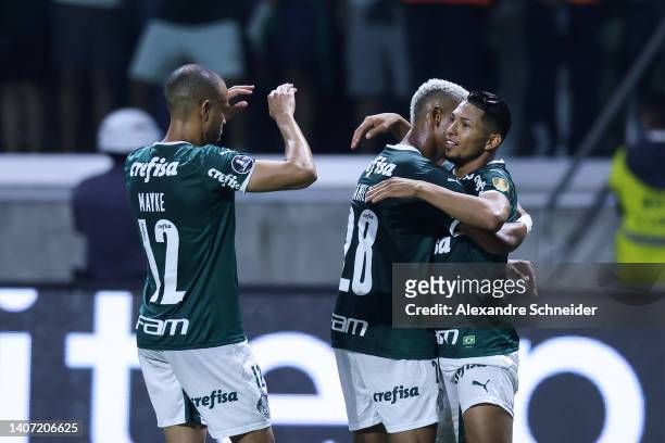 Rony of Palmeiras celebrates with teammates after scoring his team's second goal during a Copa Libertadores round of sixteen second leg match between...