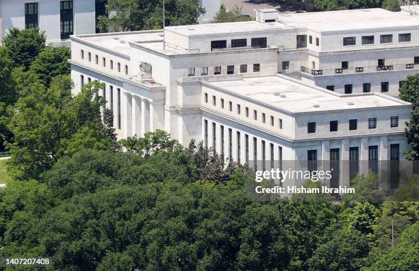 federal reserve building on constitution avenue - washington dc, usa - federal reserve stock-fotos und bilder