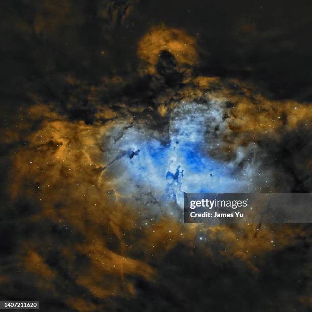 pillars of creation m16 nebula - erschaffung stock-fotos und bilder