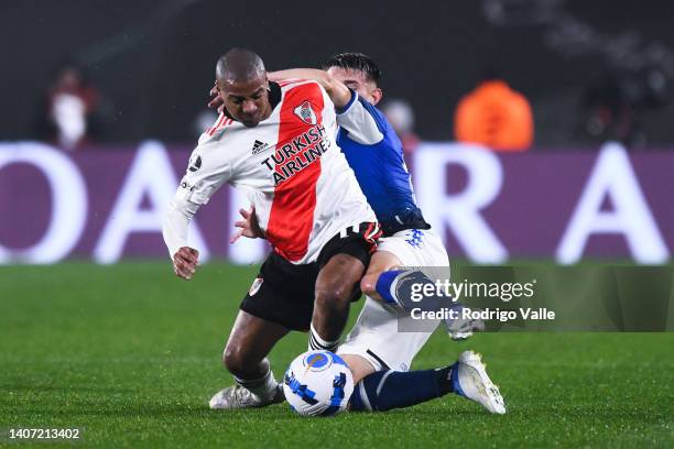 Nicolás De La Cruz of River Plate fights for the ball with Luca Orellano of Velez Sarsfield during a Copa Libertadores round of sixteen second leg...